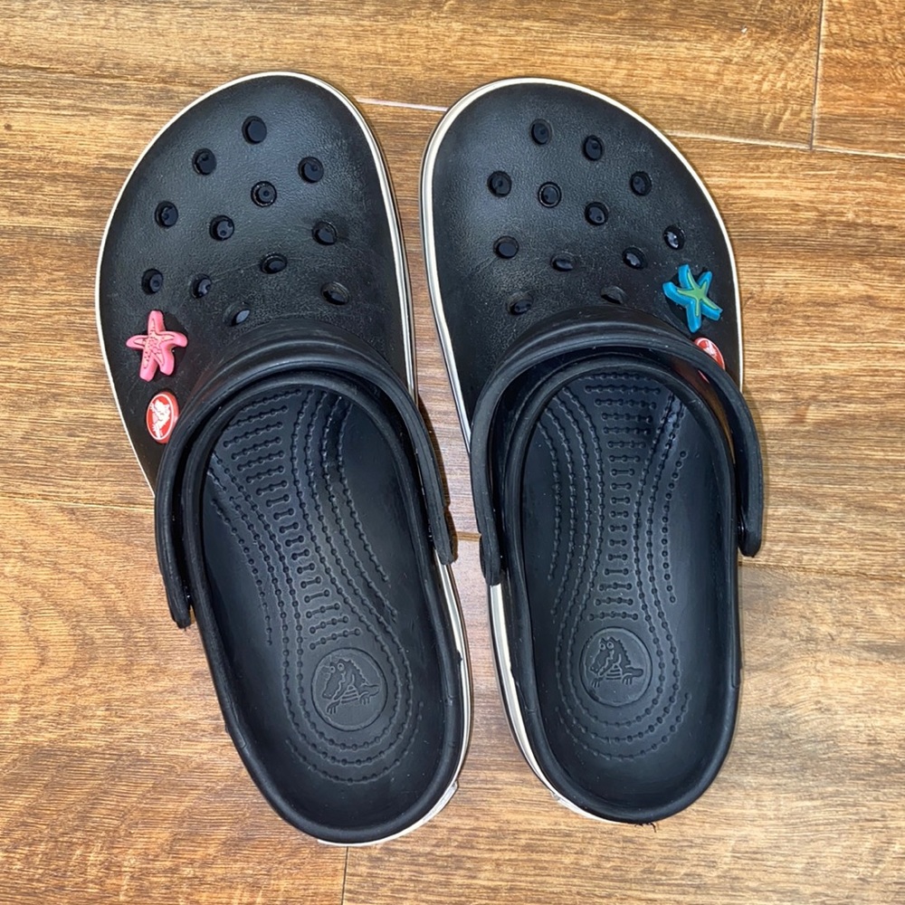 Black Crocs Clogs with SEVEN Jibbitz